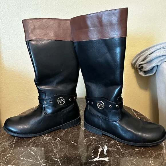 Micheal Kors leather winter boots - Picture 2 of 9